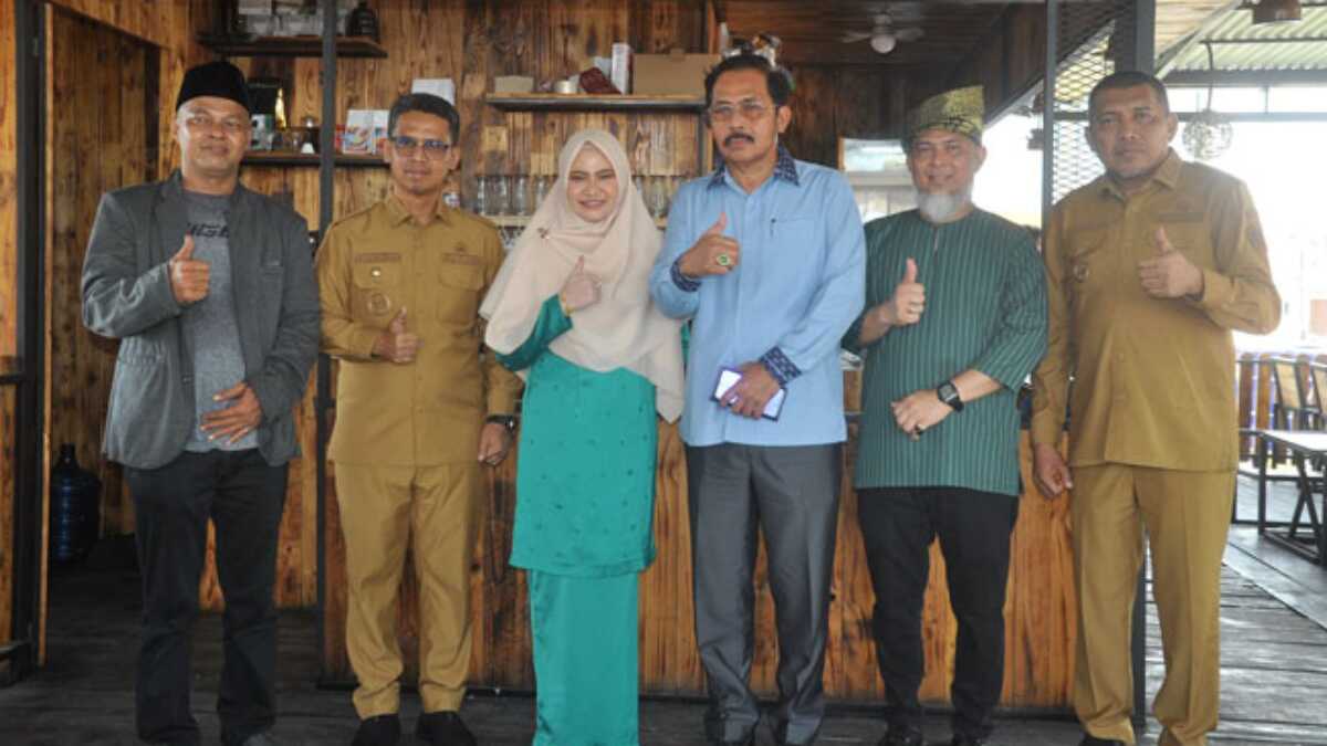 Foto bersama usai peresmian Tuah Cafe dan Resto di Kapling, Selasa (15/4/2025). (JurnalTerkini.id/edy kencana)