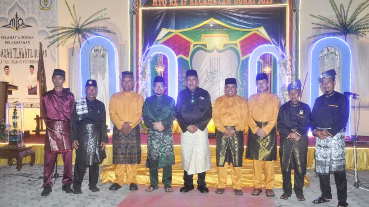 Wakil Bupati Karimun Rocky Marciano Bawole berfoto bersama dalam acara pembukaan MTQ Kecamatan Durai ke-17, Kamis (15/05/2025) malam. (JurnalTerkini.id/edy kencana)