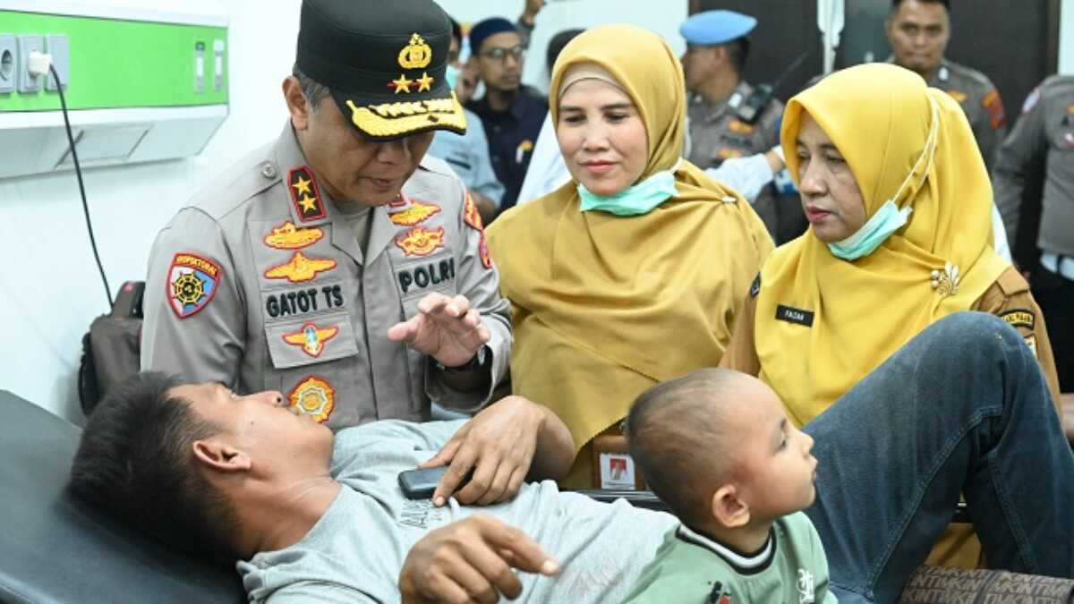 Kapolda Sumbar, Irjen Pol Gatot Tri Suryanta, meninjau korban kecelakaan tragis yang melibatkan bus ALS di kawasan Terminal Busur, Kelurahan Bukit Surungan, Kota Padang Panjang, pada Selasa (6/5/2025) siang. (JurnalTerkini.id/Amryan)