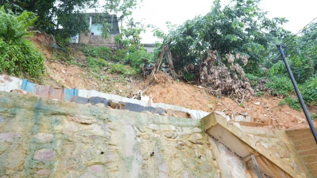 Salah satu titik longsor di Kecamatan Bengkong, pada Kamis (8/5/2025). (foto: humasbpbatam)
