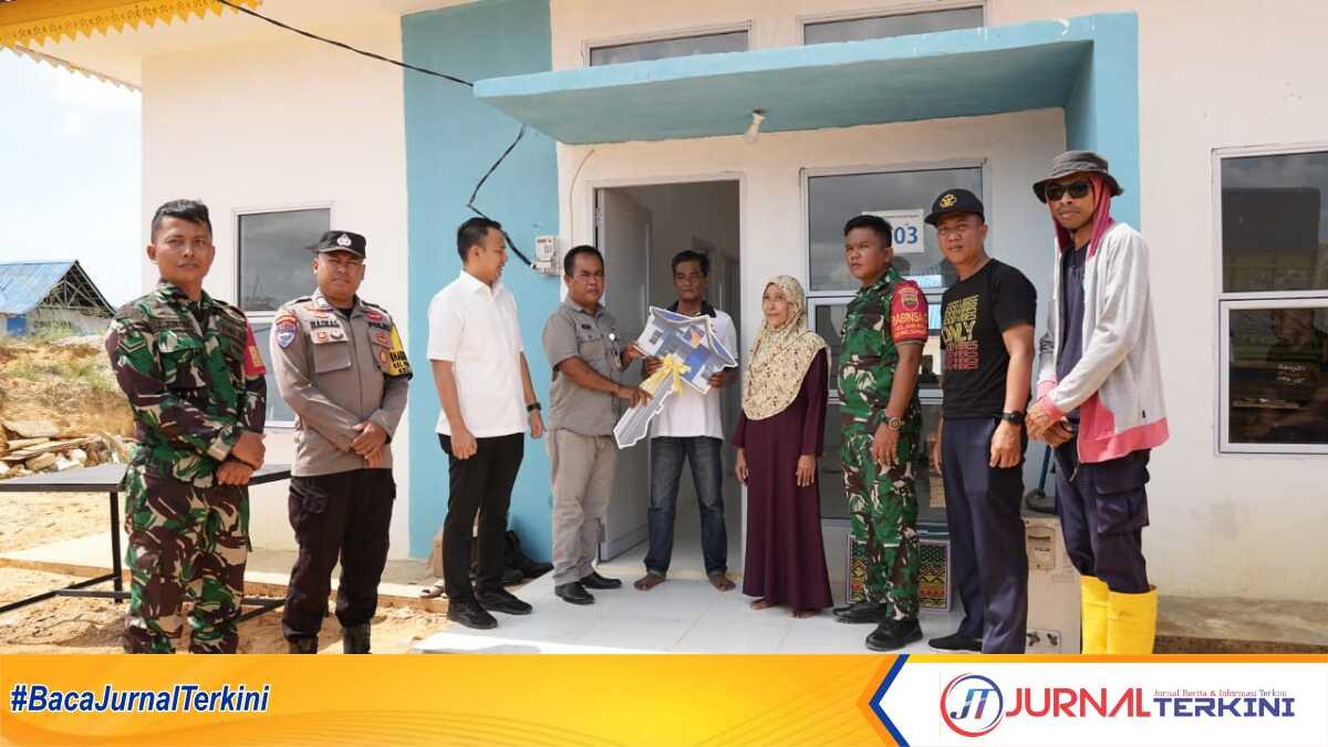 Badan Pengusahaan (BP) Batam secara simbolis menyerahkan kunci kepada salah satu warga Kepala Keluarga (KK) Rempang yang pindah ke rumah baru di Tanjung Banun, Selasa (6/5/2025). (Foto: humasbpbatam)