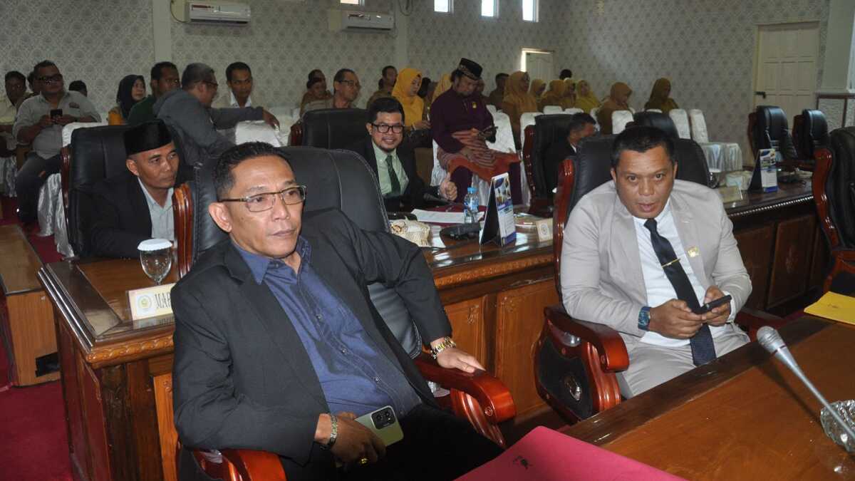 Beberapa anggota DPRD Karimun mengikuti rapat paripurna dengan agenda penyampaian Rancangan Awal RPJMD 2025-2029 dan Ranperda PSU Kawasan Permukiman dalam rapat paripurna di DPRD Karimun, Senin (5/5/2025). (JurnalTerkini.id/edy kencana)