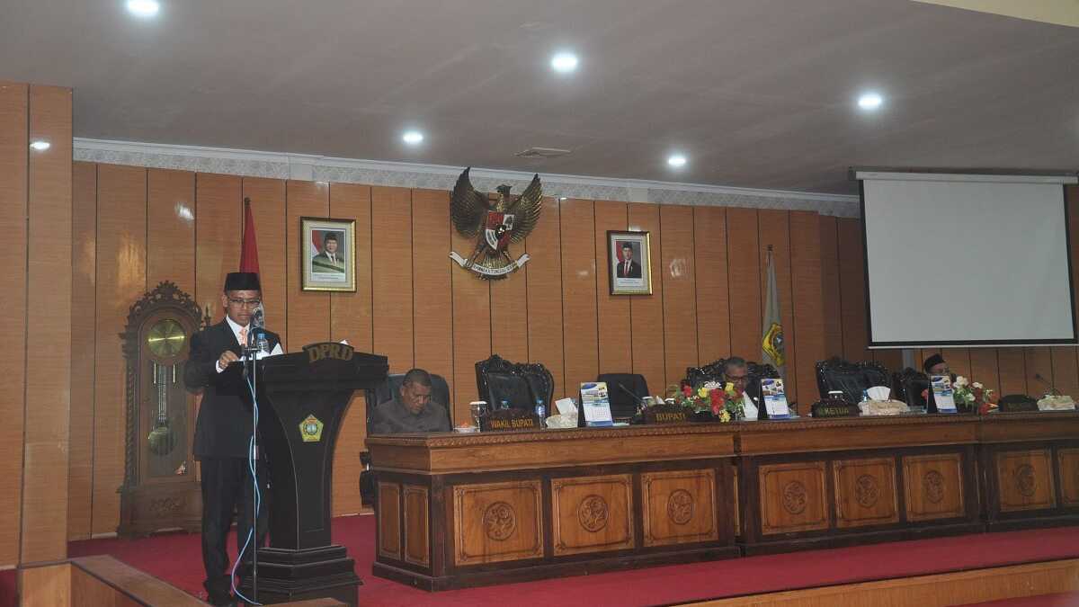 Bupati Karimun Iskandarsyah menyampaikan naskah Rancangan Awal RPJMD 2025-2029 dalam rapat paripurna di DPRD Karimun, Senin (5/5/2025). (JurnalTerkini.id/edy kencana)