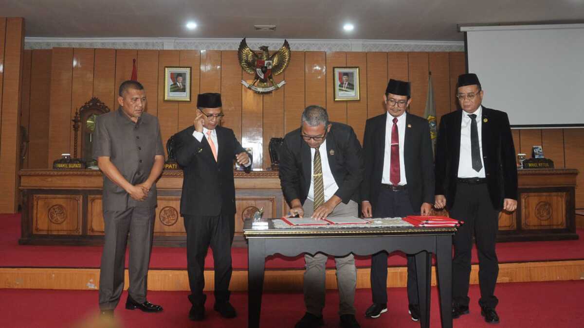 Ketua DPRD Karimun Raja Rafiza menandatangani naskah Rancangan Awal RPJMD 2025-2029 dalam rapat paripurna di DPRD Karimun, Senin (5/5/2025). (JurnalTerkini.id/edy kencana)