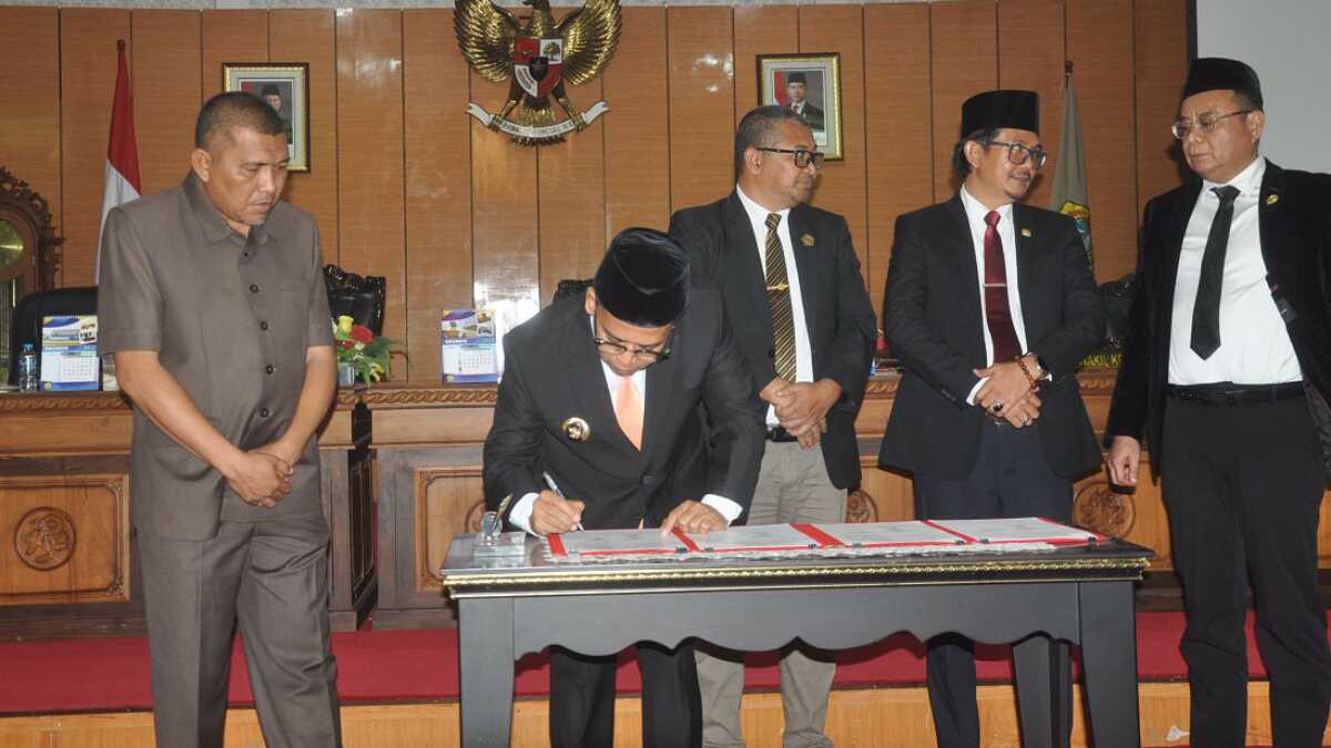 Bupati Karimun Iskandarsyah menandatangani naskah Rancangan Awal RPJMD 2025-2029 dalam rapat paripurna di DPRD Karimun, Senin (5/5/2025). (JurnalTerkini.id/edy kencana)