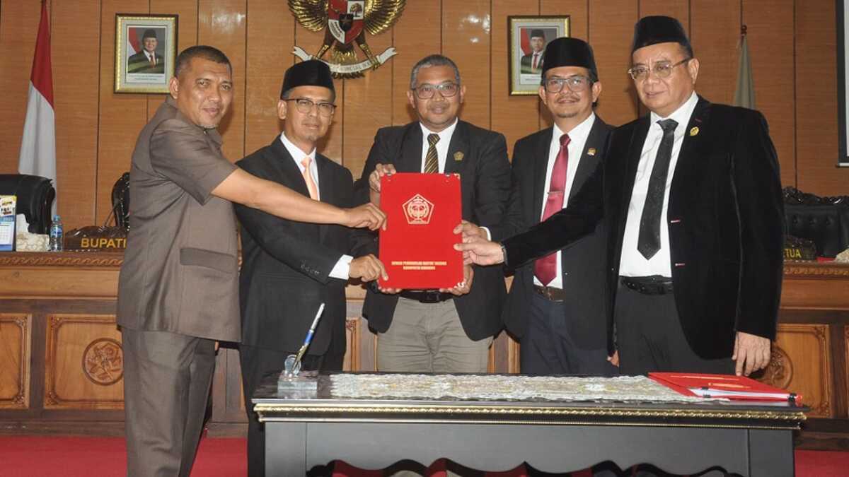 Ketua DPRD Karimun Raja Rafiza (tengah) didampingi Wakil Ketua Satria (2 kanan) dan Wakil Ketua Ady Hermawan (kanan) bersama Bupati Iskandarsyah (2 kiri) dan Wakil Bupati Rocky Marciano Bawole menunjukkan naskah Rancangan Awal RPJMD 2025-2029 dalam rapat paripurna di DPRD Karimun, Senin (5/5/2025). (JurnalTerkini.id/edy kencana)