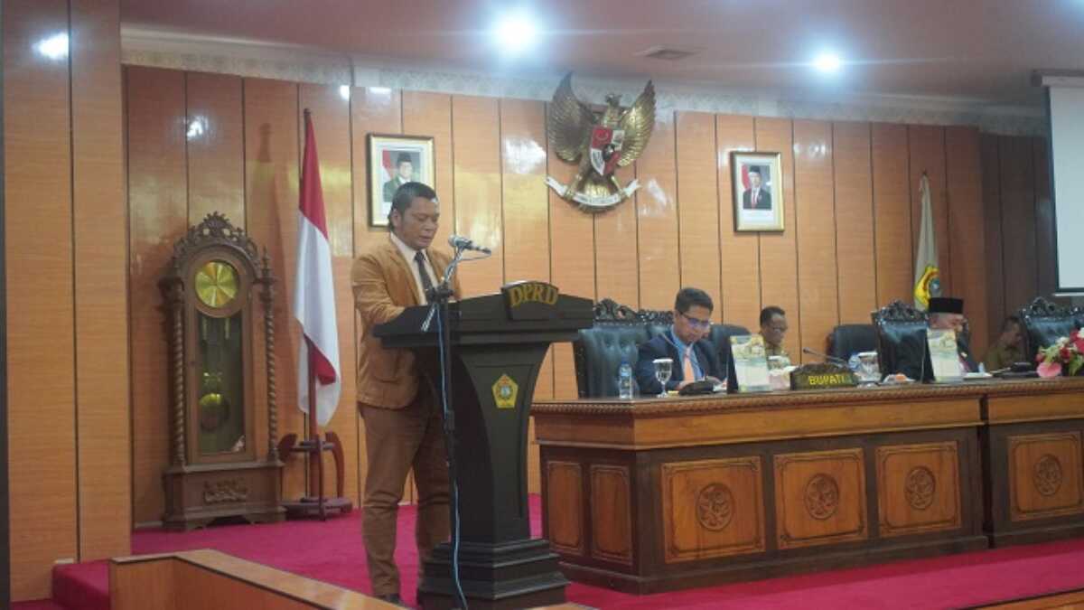 Laporan Badan Anggaran yang membahas rancangan KUPA PPAS APBD Perubahan 2025 dalam rapat paripurna di Ruang Rapat Balai Rong Sri, DPRD Karimun, Selasa (24/06/2025). (JurnalTerkini.id/edy kencana)