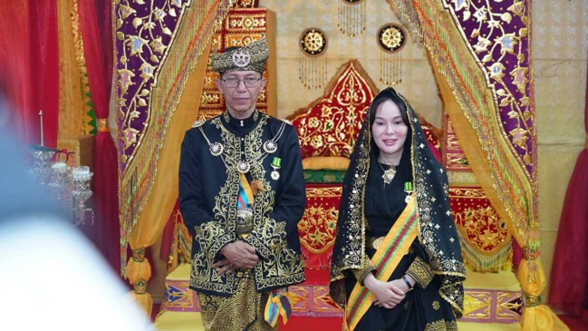 Lembaga Adat Melayu (LAM) Kepulauan Riau (Kepri) Kota Batam resmi menabalkan Kepala BP Batam sekaligus Walikota Batam, Amsakar Achmad sebagai Dato' Setia Amanah dan Wakil Kepala BP Batam sekaligus Wakil Walikota Batam, Li Claudia Chandra sebagai Dato' Setia Bijaksana.pada Minggu (15/6/2025) di Gedung LAM Batam Centre. (humasbpbatam)