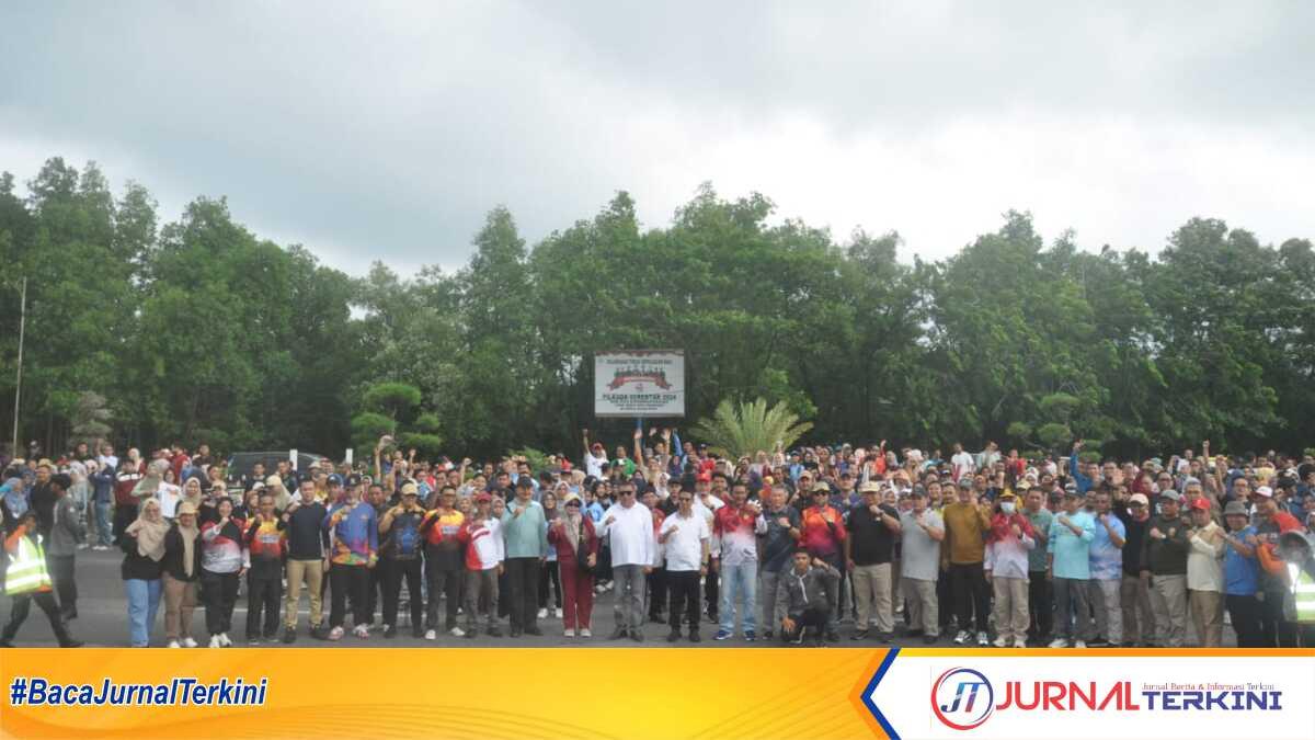 Gotong royong memperingati Hari Lingkungan Hidup sedunia yang disejalankan dengan aksi bersih sampah plastik di Panggung Rakyat Putri Kemuning Coastal Area, Kabupaten Karimun, Kamis (05/06/2025) pagi. (JurnalTerkini.id/edy kencana)