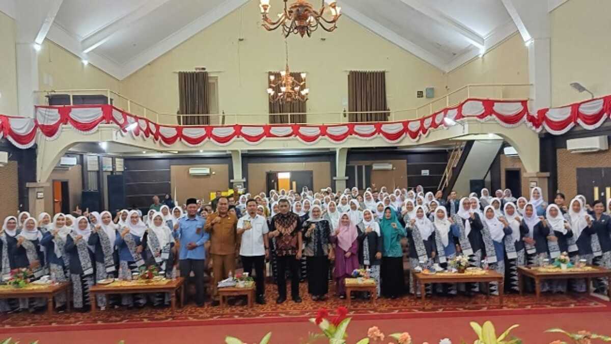 Foto bersama acara HUT Ikatan Bidan Indonesia (IBI) ke-74 disejalankan dengan hari bidan sedunia di Gedung Nasional, Tanjung Balai Karimun, Selasa (24/06/2025). (JurnalTerkini.id/edy kencana)