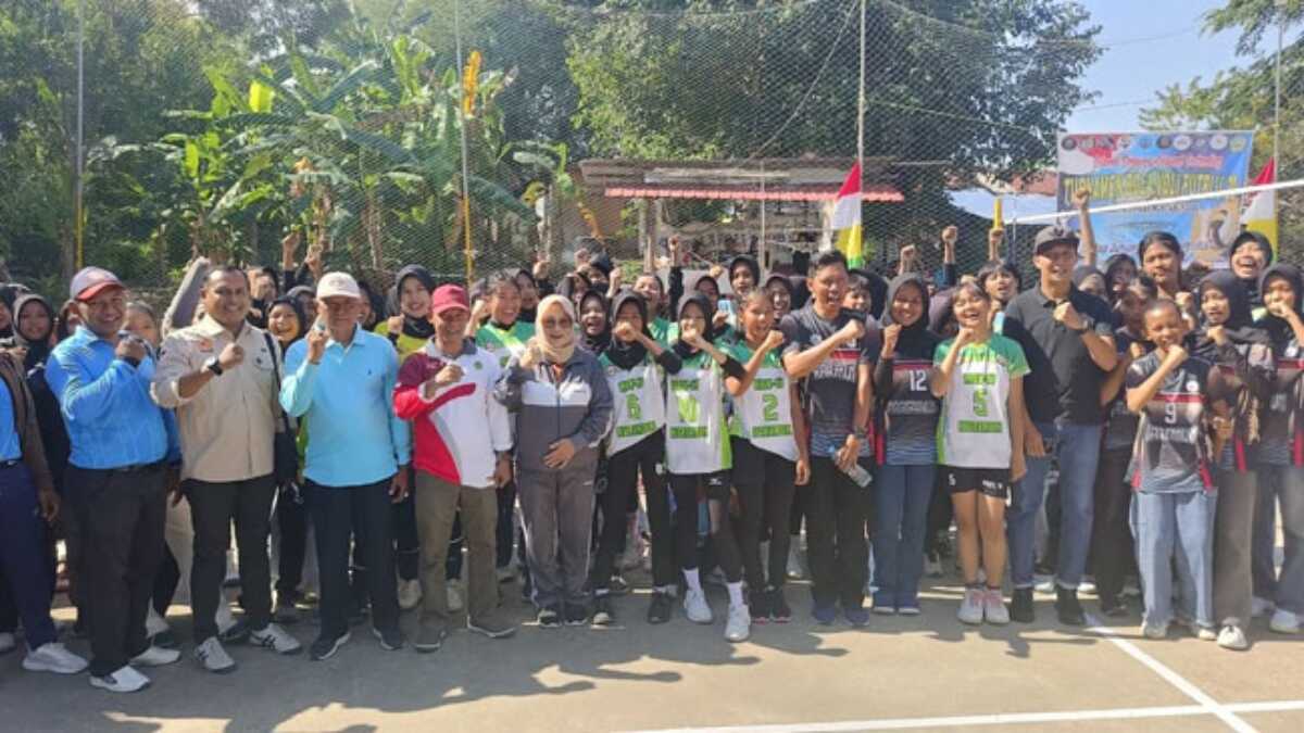 Ketua Komite Olahraga Nasional (KONI) Kabupaten Karimun Sri Rezeki, berpose dengan tim dan panitia turnamen bola voli putri U-20 se-Kabupaten Karimun Tahun 2025 dengan tema “Tetap Junjung Tinggi Sportivitas” di Batu Lipai, Minggu (22/06/2025). (JurnalTerkini.id/edy kencana)