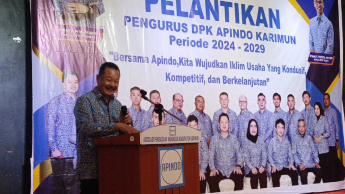 Alex Ng berbicara dalam acara pelantikan DPK Apindo Karimun di ballroom Hotel Aston Karimun City, Tanjung Balai Karimun, Rabu (16/7/2025) malam. (JurnalTerkini.id/edy kencana)