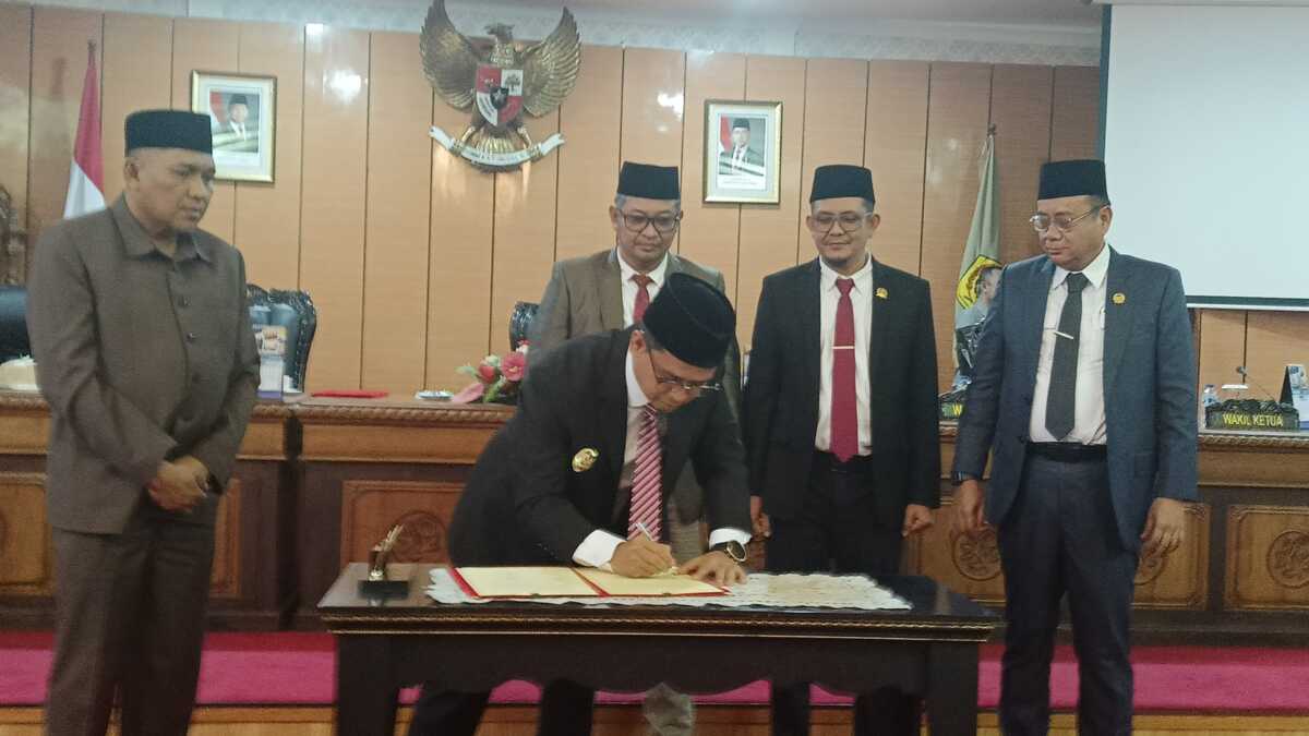 Bupati Karimun Iskandarsyah dan Wakil Bupati Karimun Rocky M Bawole ketika melakukan penandatangan nota kesepakatan antara Pemda dan DPRD karimun. FOTO: Edy Kencana