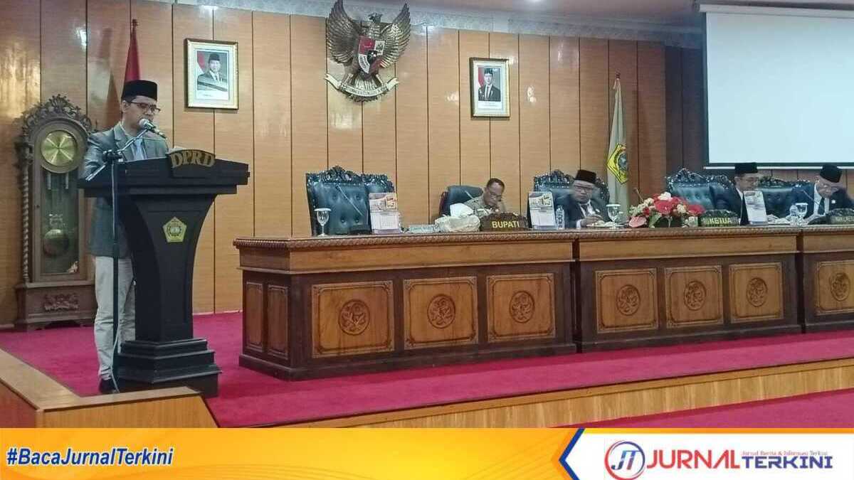 Bupati Karimun Iskandarsyah menyampaikan pidato pengantar RPJMPD 2025-2029 dalam rapat paripurna di gedung DPRD Karimun, Selasa (22/7/2025). (JurnalTerkini.id/edy kencana)
