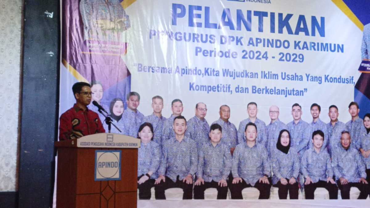 Bupati Karimun Iskandarsyah berbicara dalam acara pelantikan DPK Apindo Karimun di ballroom Hotel Aston Karimun City, Tanjung Balai Karimun, Rabu (16/7/2025) malam. (JurnalTerkini.id/edy kencana)