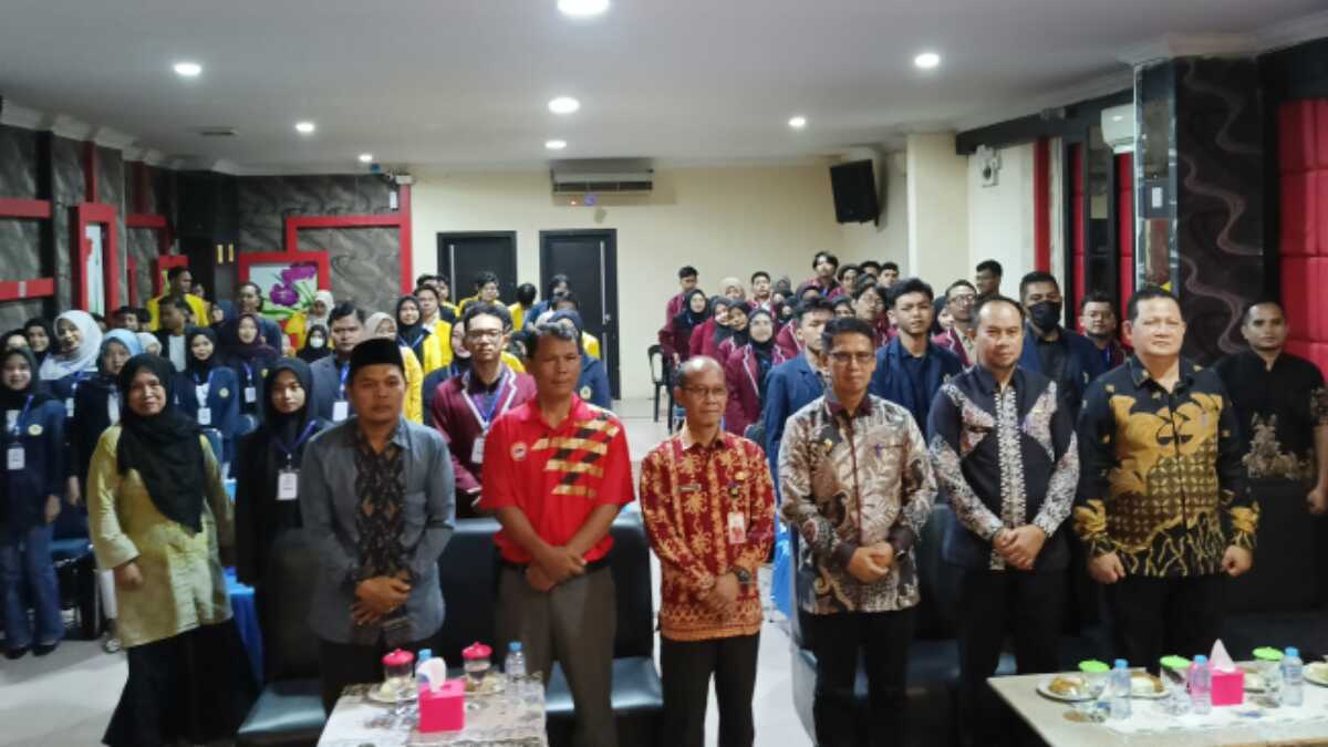 Bupati Karimun didampingi Kadispora berpose usai pembukaan pelatihan kewirausahaan di Tanjung Balai Karimun, Kamis (10/7/2025).(JurnalTerkini.id/edy kencana)
