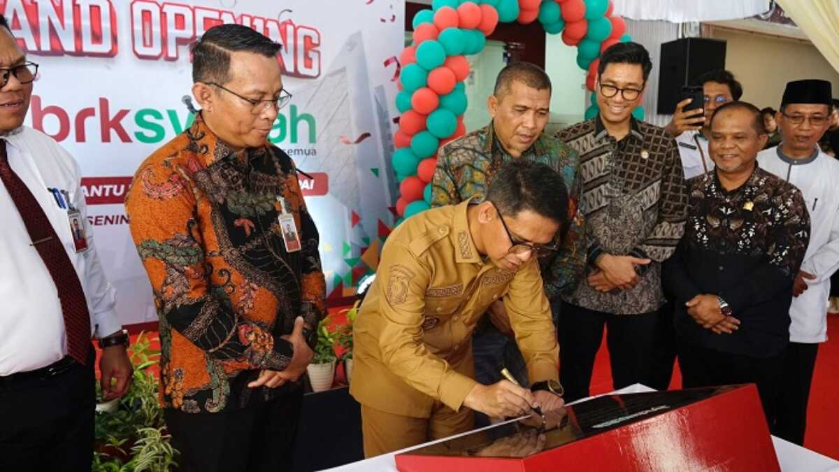 Bupati Karimun Iskandarsyah bersama Plt Dirut BRK Syariah menandatangani prasasti peresmian kantor cabang pembantu BRK Syariah Karimun di Batu Lipai, Tanjung Balai Karimun, Senin (7/7/2025). (JurnalTerkini.id/edy kencana)