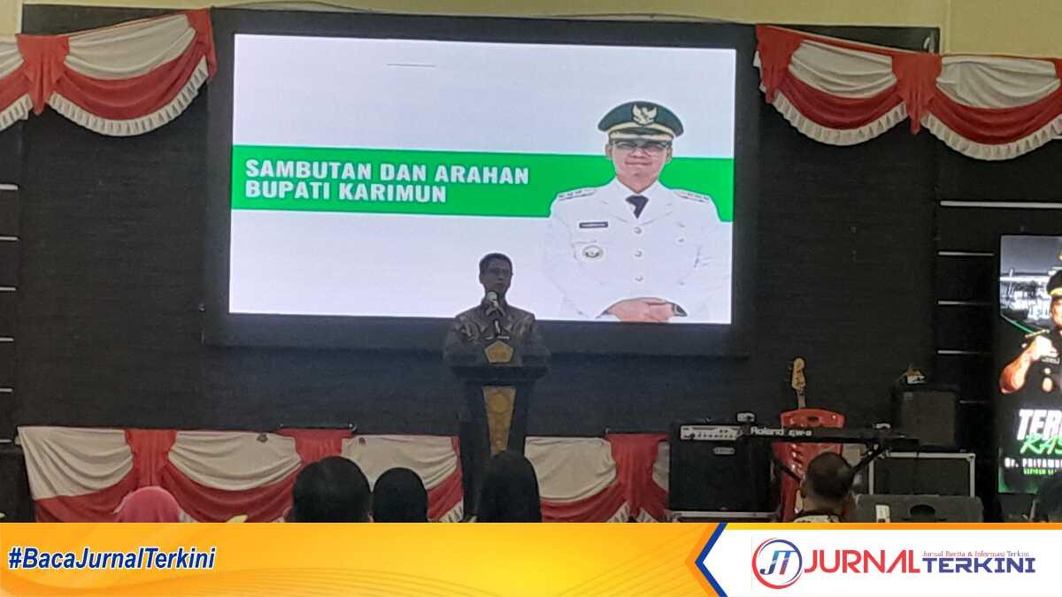 Bupati Karimun Iskandarsyah dalam acara pisah Kepala Kejaksaan Negeri (Kajari) Karimun di Gedung Nasional, Tanjung Balai Karimun, Rabu (23/7/2025) malam. (JurnalTerkini.id/rusdi)