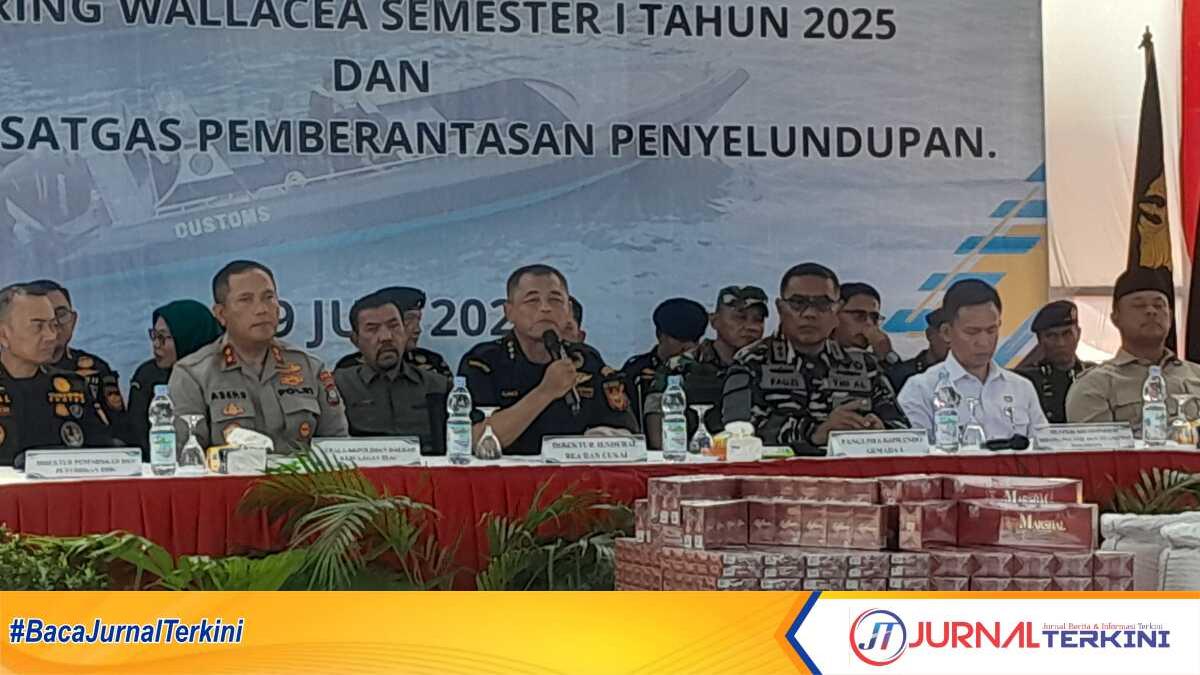 Dirjen Bea Cukai Djaka Budhi Utama menggelar konferensi pers hasil penegahan dalam Operasi Jaring Sriwijaya dan Wallacea di Kanwil Ditjen BC Khusus Kepri, Meral, Karimun, Selasa (29/7/2025). (JurnalTerkini.id/rusdi)