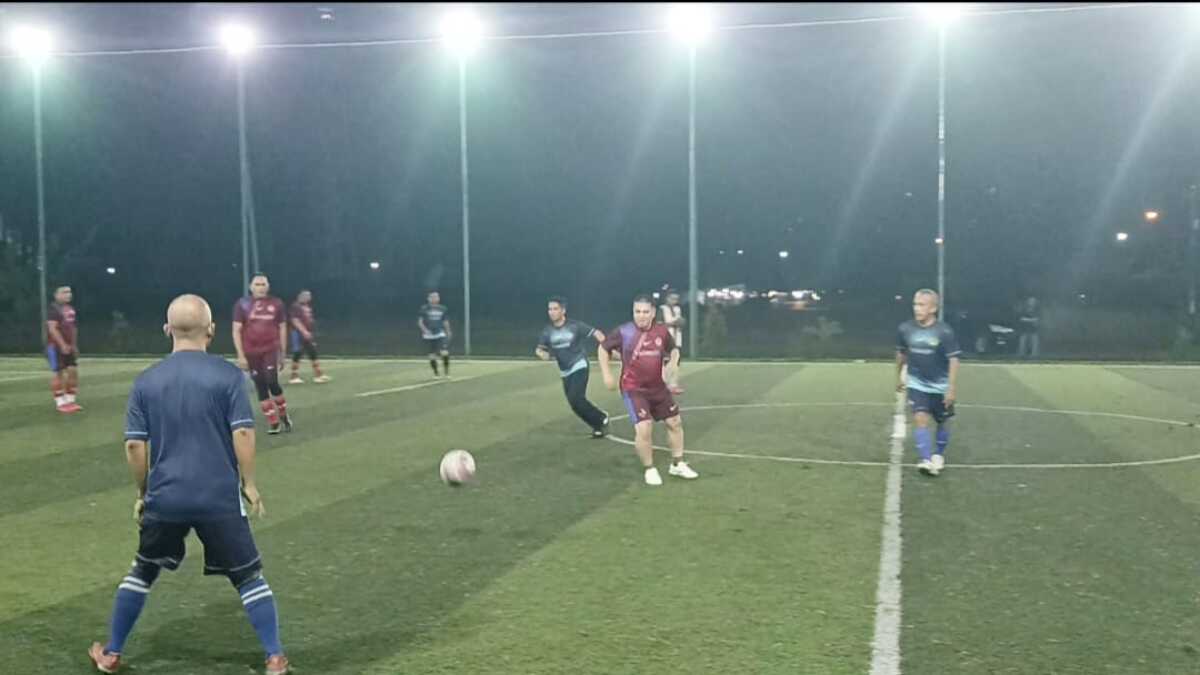 Bupati Karimun ing Iskandar saat mengejar bola dalam pertandingan persahabatan melawan BRK Syariah di lapangan mini soccer Coastal Area, Tanjung Balai Karimun, Senin (7/7/2025). (JurnalTerkini.id/edy kencana)
