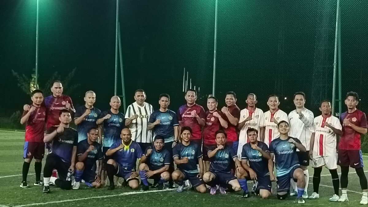 Foto bersama Bupati Karimun Ing Iskandarsyah usai pertandingan persahabatan melawan BRK Syariah di lapangan mini soccer Coastal Area, Tanjung Balai Karimun, Senin (7/7/2025). (JurnalTerkini.id/edy kencana)
