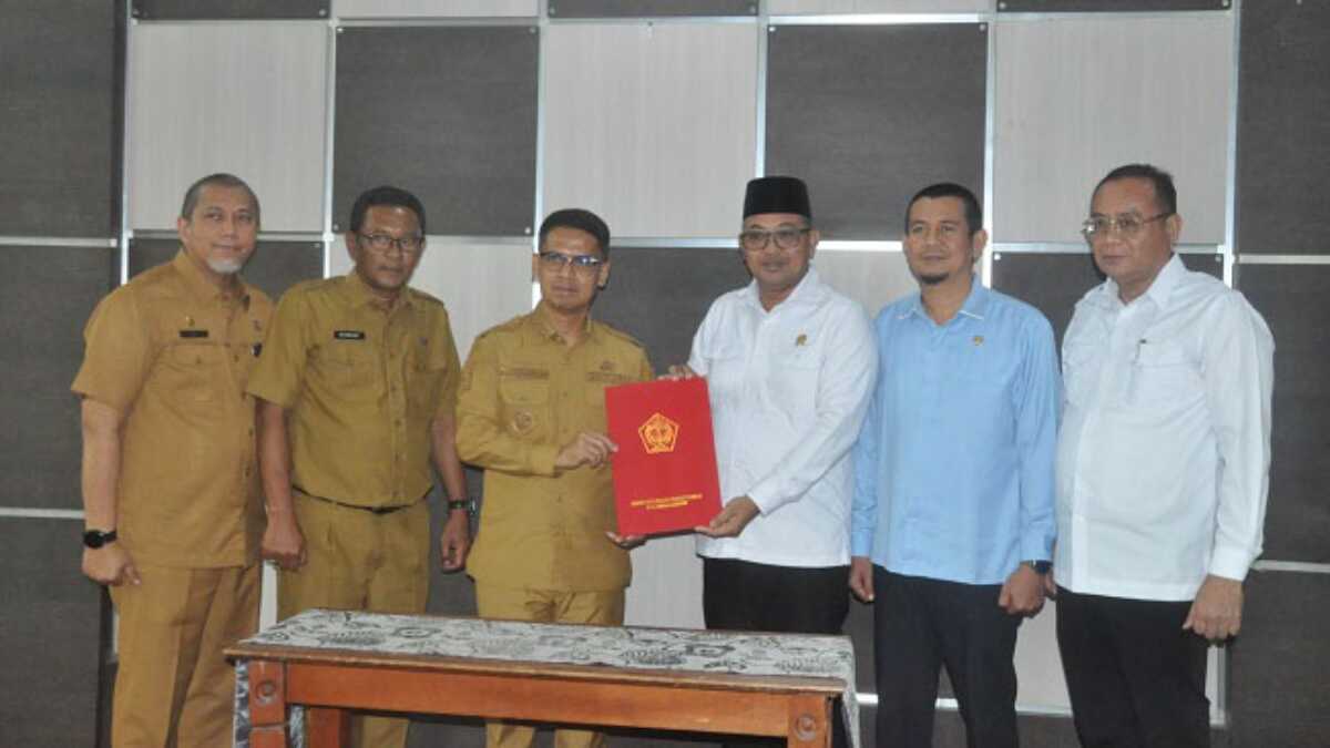 Bupati Karimun Ing Iskandarsyah dan Ketua DPRD Raja Rafiza menunjukkan naskah rencana pembangunan dalam Musyawarah Perencanaan Pembangunan (Musrenbang) Kabupaten Karimun 2025 bertempat di Ruang Rapat Cempaka Putih Kantor Bupati Karimun, Senin (30/06/2025). (JurnalTerkini.id/edy kencana)