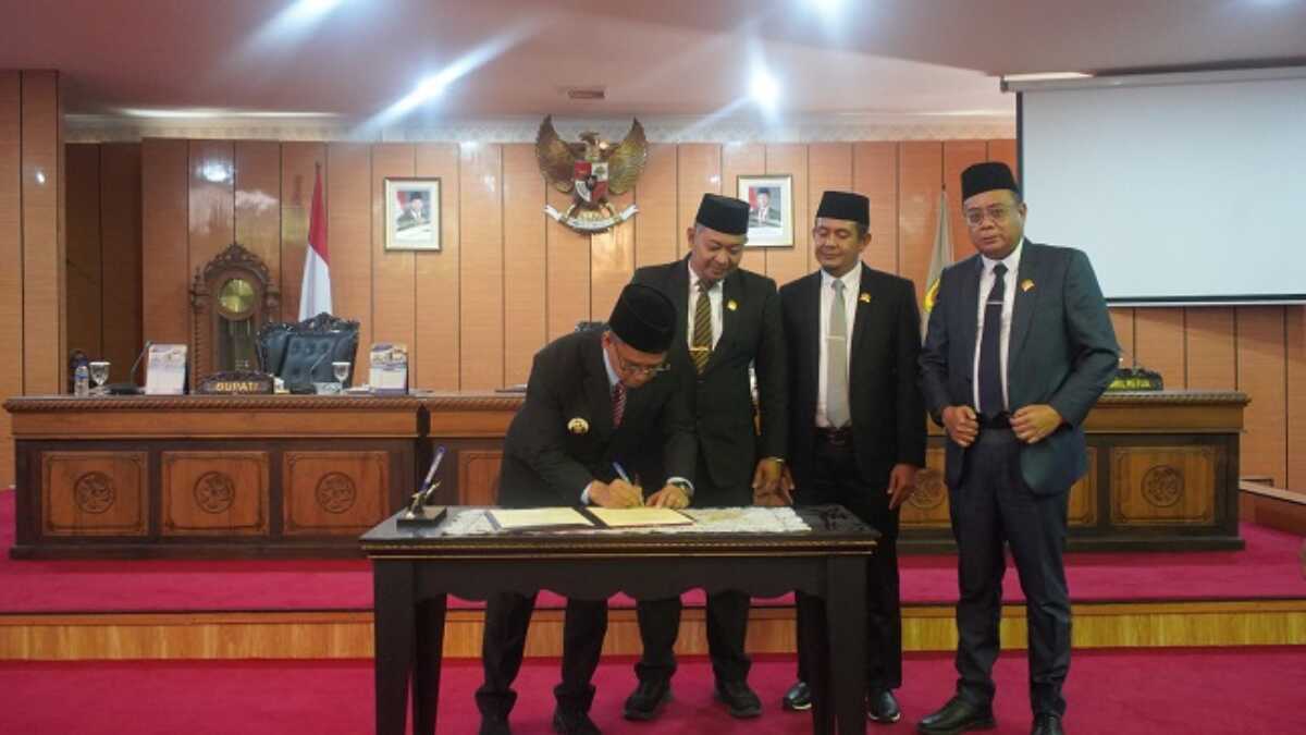 Bupati Karimun Ing Iskandarsyah disaksikan Ketua DPRD Raja Rafiza, Wakil Ketua DPRD Satria dan Wakil Ketua DPRD Ady Hermawan menandatangani Nota Keuangan dan Rancangan Perubahan Anggaran Pendapatan dan Belanja Daerah 2025 di Gedung DPRD Karimun, Selasa (01/07/2025). (JurnalTerkini.id/edy kencana)