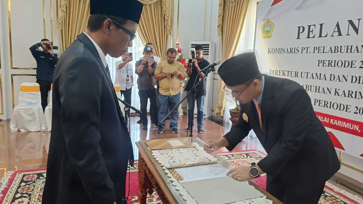 Bupati Karimun Iskandarsyah menandatangani naskah pelantikan Direktur Utama, Direktur Operasional dan dua komisaris PT Pelabuhan Karimun di rumah dinasnya, Rabu (16/7/2025). (JurnalTerkini.id/edy kencana)