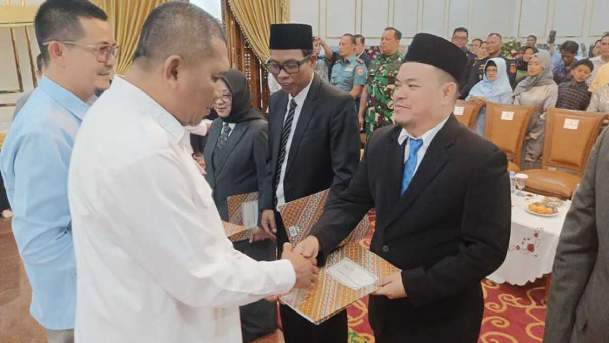 Wakil Bupati Karimun Rocku Marciano Bawole mengucapkan selamat kepada Direktur Utama, Direktur Operasional dan dua komisaris PT Pelabuhan Karimun di rumah dinas bupati, Rabu (16/7/2025). (JurnalTerkini.id/edy kencana)