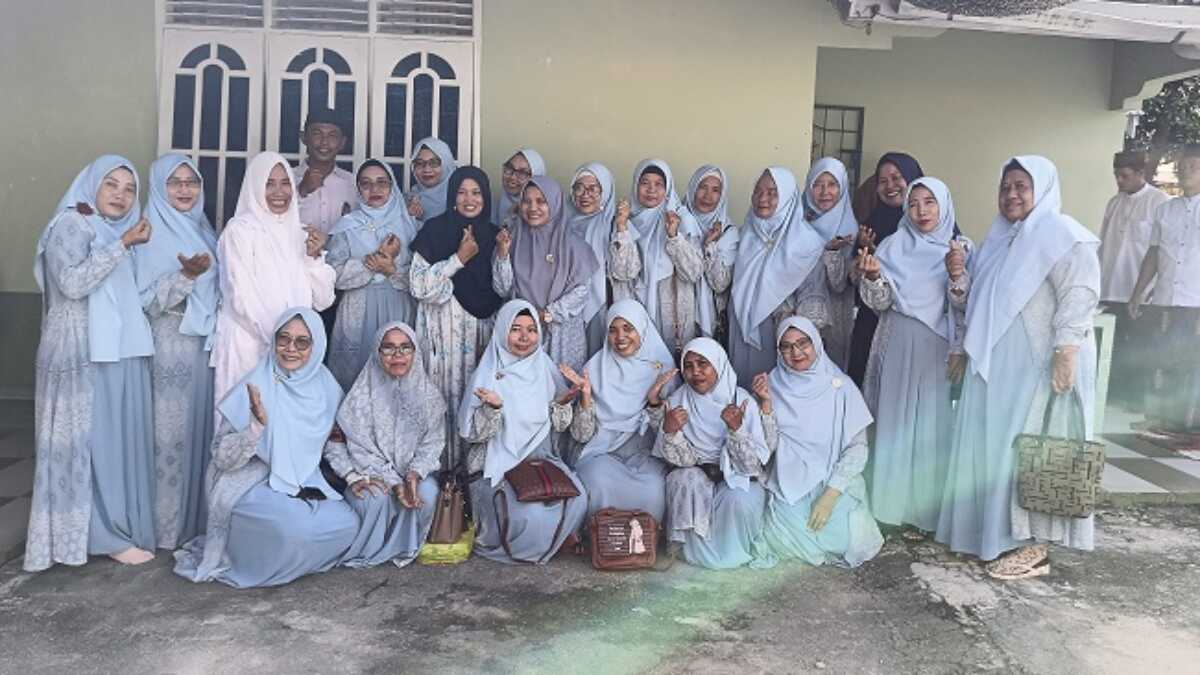 Berfoto bersama usai tausiyah menyambut Tahun Baru Islam (JurnalTerkini.id/edy kencana)