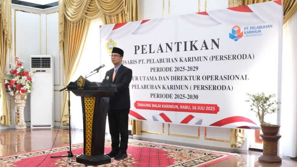 Bupati Karimun Iskandarsyah memberikan sambutan usai melantik dua direksi dan komisaris PT Pelabuhan Karimun (Perseroda). (Prokopim Karimun)