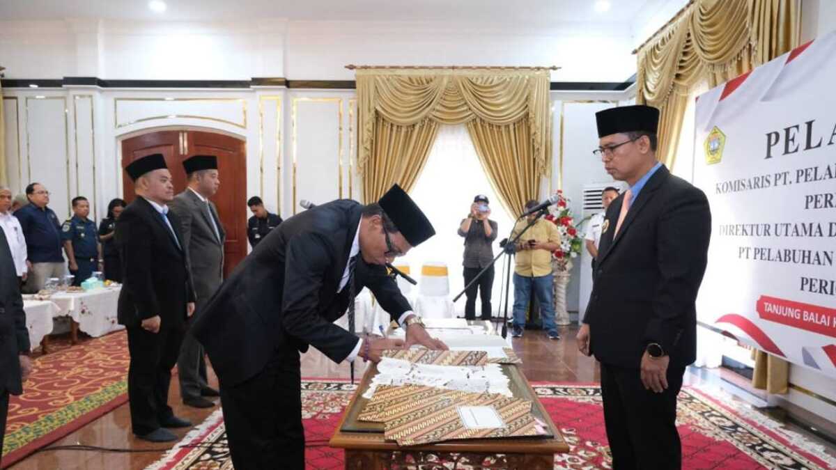 Bupati Karimun Iskandarsyah menyaksikan penandatanganan SK pelantikan oleh Sjarifuddin sebagai komisaris PT Pelabuhan Karimun (Perseroda). (Prokopim Karimun)