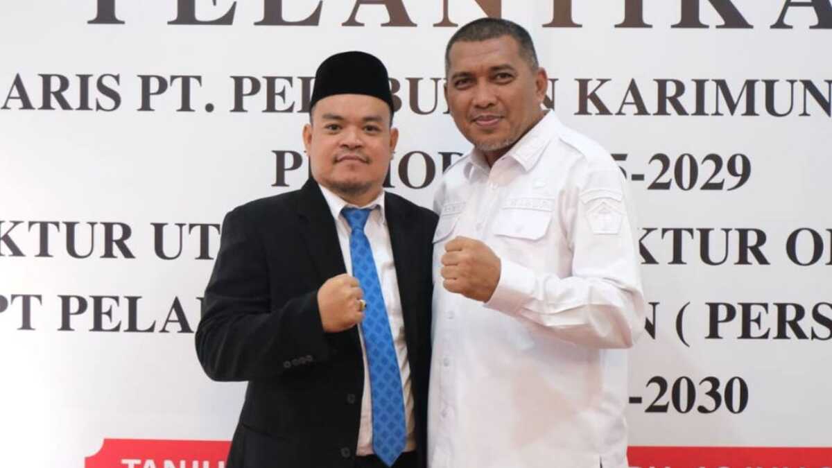 Wakil Bupati Karimun Rocky Marciano Bawole berpose dengan Rudiansyah usai dilantik sebagai Direktur Utama PT Pelabuhan Karimun (Perseroda). (Prokopim Karimun)