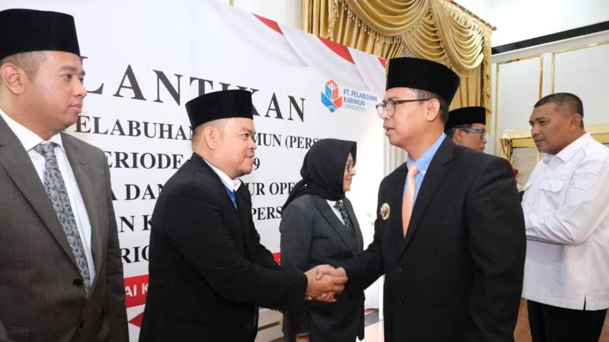 Bupati Karimun Iskandarsyah menyalami Rudiansyah usai dilantik sebagai Direktur Utama PT Pelabuhan Karimun (Perseroda). (Prokopim Karimun)