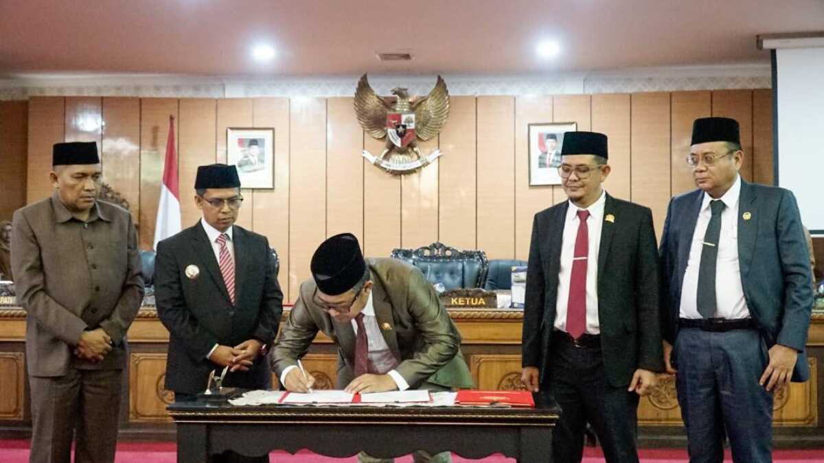 Ketua DPRD Karimun Raja Rafiza menandatangani naskah ranperda KUA-PPAS APBD. (prokopim karimun)