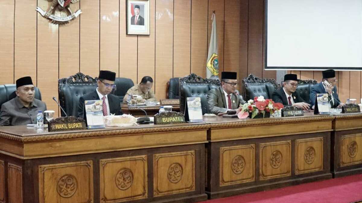 ki-ka, Wakil Bupati Karimun Rocky Marciano Bawole, Bupati Iskandarsyah, Ketua DPRD Karimun Raja Rafiza, Wakil Ketua DPRD Satria dan Wakil Ketua DPRD Ady Hermawan (prokopim karimun)