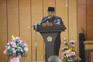 Bupati Karimun Aunur Rafiq berpidato dalam rapat paripurna di DPRD Karimun, dengan agenda penyampaian Ranperda Pendidikan