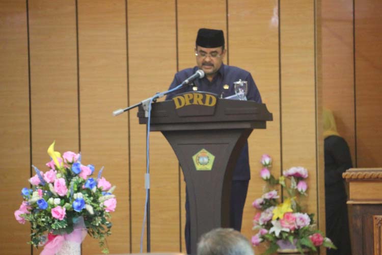 Bupati Karimun Aunur Rafiq berpidato dalam rapat paripurna di DPRD Karimun, dengan agenda penyampaian Ranperda Pendidikan Bupati Karimun Aunur Rafiq berpidato dalam rapat paripurna di DPRD Karimun, dengan agenda penyampaian Ranperda Pendidikan