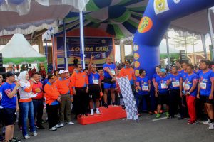 Kakanwil DJBC Khusus Kepri, Parjiya saat melepaskan tembakan untuk peserta lari Kakanwil DJBC Khusus Kepri, Parjiya saat melepaskan tembakan untuk peserta lari