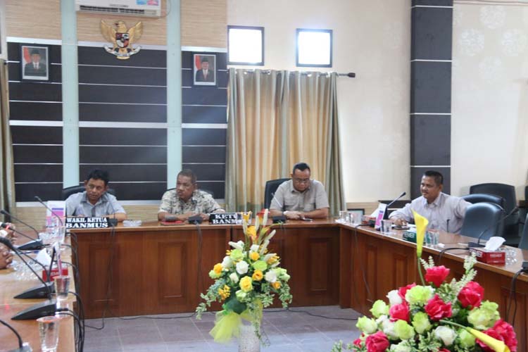 Ketua Komisi III Rasno dan anggota saat hearing dengan nelayan Moro