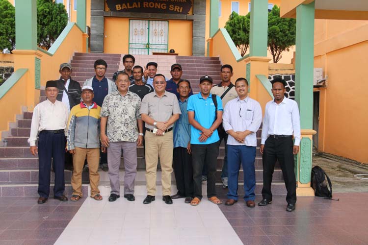 Nelayan Moro berfoto bersama dengan Komisi III usai menggelar rapat dengar pendapat di Gedung DPRD Karimun Nelayan Moro berfoto bersama dengan Komisi III usai menggelar rapat dengar pendapat di Gedung DPRD Karimun