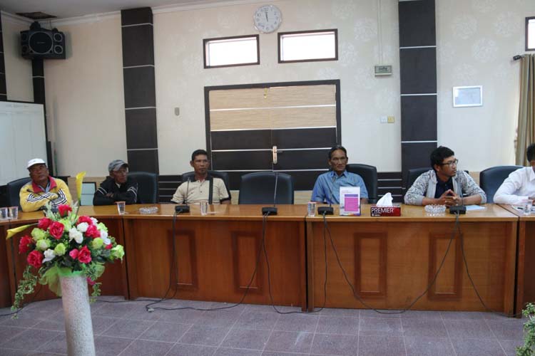 Nelayan Pulau Moro saat mengikuti hearing dengan Komisi 3 DPRD Karimun