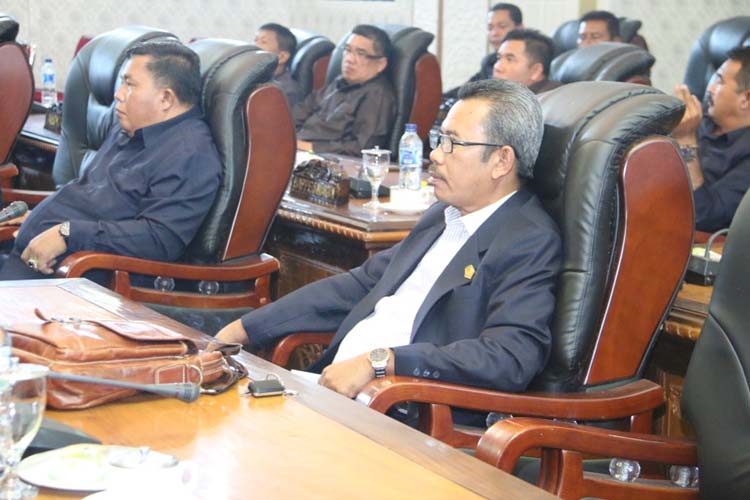 Ketua Komisi II Yusuf Sirat dari Fraksi Golkar saat mengikuti sidang paripurna
