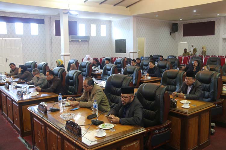 Seluruh anggota dewan saat mengikuti rapat paripurna