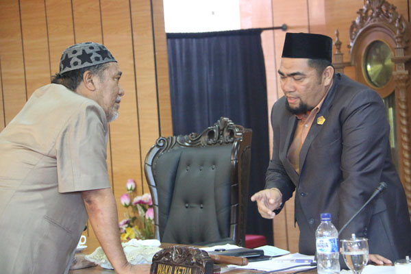Anggota DPRD Karimun Fraksi Gerindra Zainuddin Ahmad berkonsultasi dengan Wakil Ketua II Bakti Lubis
