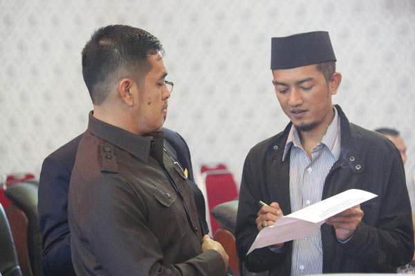Dua anggota DPRD Karimun dari Fraksi Golkar Jumadi, dan Samsul berbincang di sela  rapat perubahan alat kelengkapan dewan.
