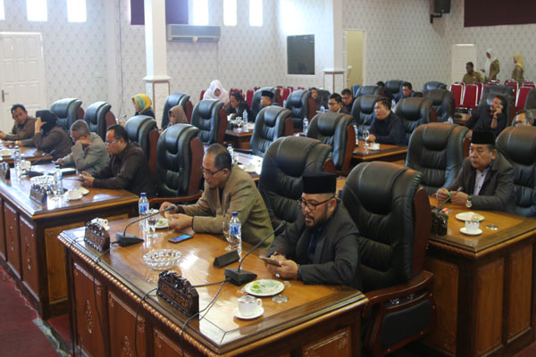 Suasana rapat perubahan alat kelengkapan dewan. Suasana rapat perubahan alat kelengkapan dewan.