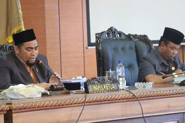 Wakil Ketua I Azmi (kiri) dan Wakil Ketua II Bakti Lubis saat memimpin rapat perubahan alat kelengkapan dewan. Wakil Ketua I Azmi (kiri) dan Wakil Ketua II Bakti Lubis saat memimpin rapat perubahan alat kelengkapan dewan.