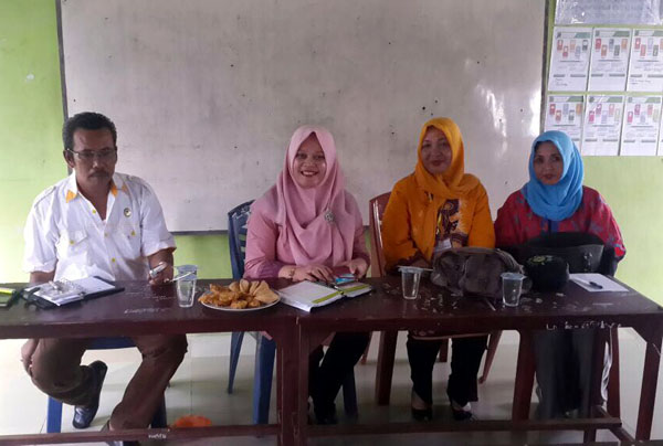 Anggota DPRD Karimun dapil Meral-Tebing M Yusuf Sirat, dan Rosmeri saat menggelar pertemuan dengan warga. Anggota DPRD Karimun dapil Meral-Tebing M Yusuf Sirat, dan Rosmeri saat menggelar pertemuan dengan warga.