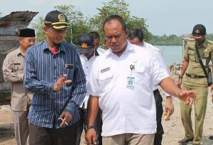 Anggota DPRD Karimun dapil Meral-Tebing M Yusuf Sirat, dan Rosmeri saat menggelar pertemuan dengan warga. Anggota DPRD Karimun dapil Meral-Tebing M Yusuf Sirat, dan Rosmeri saat menggelar pertemuan dengan warga.